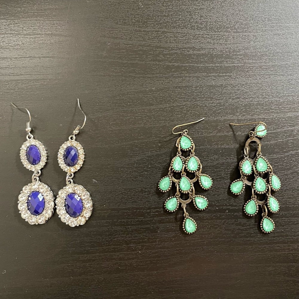 Dangly earrings. 2 pairs.